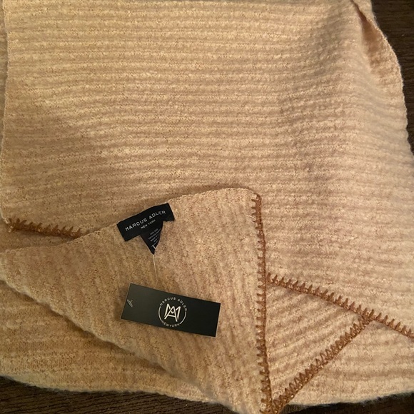 NWT Marcus Adler New York 100% Polyester scarf - Picture 1 of 4
